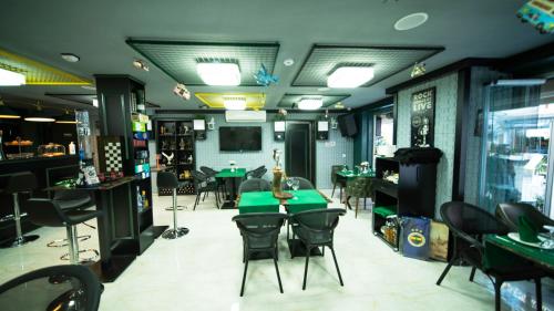 una sala da pranzo con tavoli e sedie verdi di Zeugma Hotel Sultanahmet a Istanbul