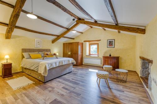 a bedroom with a bed and a table and chairs at Holiday House Kapitani in Hum