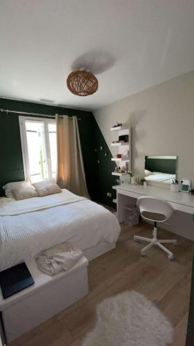 une chambre avec un lit, un bureau et un ordinateur dans l'établissement Maison proche bordeaux, à Salignac