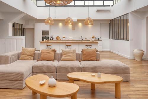 Il comprend un salon avec un canapé et des tables ainsi qu'une cuisine. dans l'établissement Le Trendee - Loft atypique, à Cannes