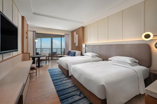 En eller flere senge i et værelse på Hilton Hua Hin Resort & Spa