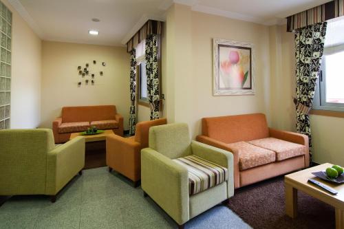 a waiting room with chairs and a couch at Pontus Veteris in Sanxenxo