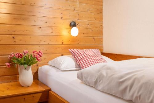 Ένα ή περισσότερα κρεβάτια σε δωμάτιο στο Landhaus Pichler mit Sauna