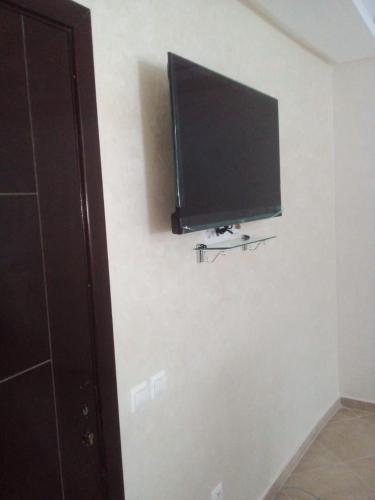 Bouznika C23にあるテレビまたはエンターテインメントセンター