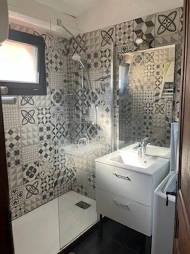 une salle de bain avec douche et lavabo dans l'établissement ST Maxime, à Sainte-Maxime