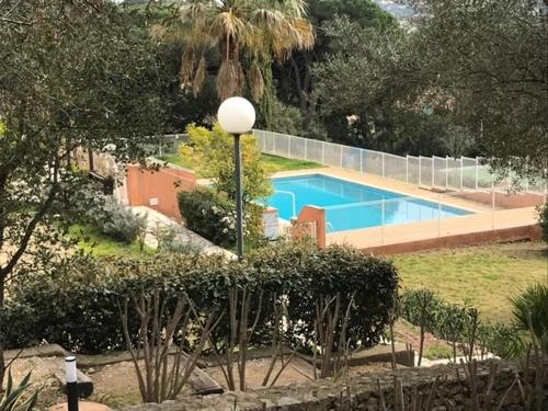 - une piscine dans une cour éclairée dans l'établissement ST Maxime, à Sainte-Maxime