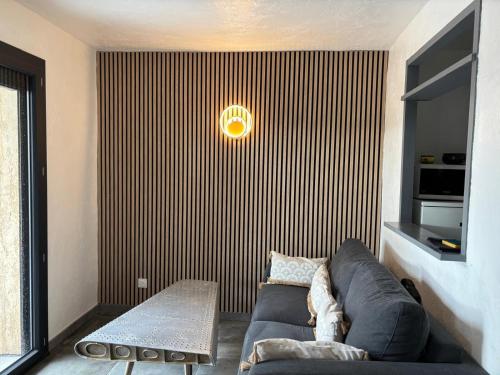 un salon avec un canapé et une table dans l'établissement ST Maxime, à Sainte-Maxime