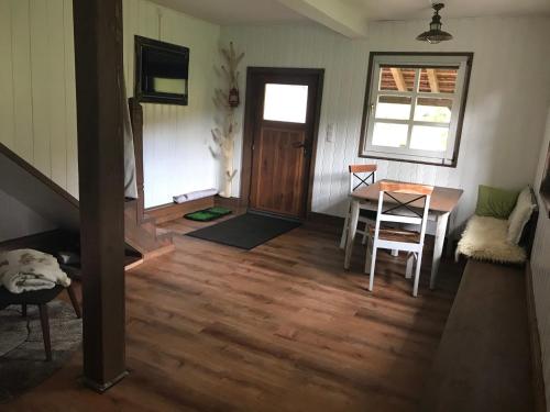 OberharlesにあるFerienhaus Untere Mühleのリビングルーム(テーブル付)