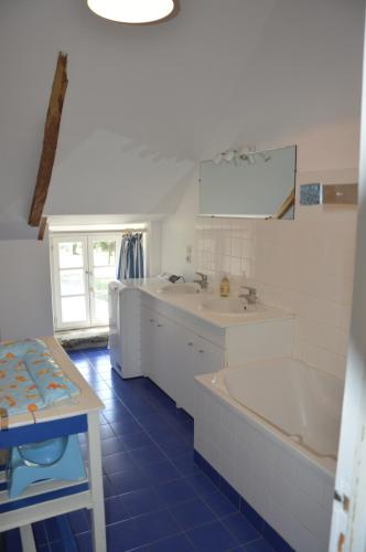 une salle de bain avec deux lavabos et une baignoire dans l'établissement Belle longère de charme au calme, 10 - 12 personnes, 5 mn des plages et GR 34, à Plévenon