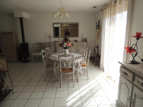 une cuisine avec une table et des chaises dans une pièce dans l'établissement Villa au calme, à Eyguières