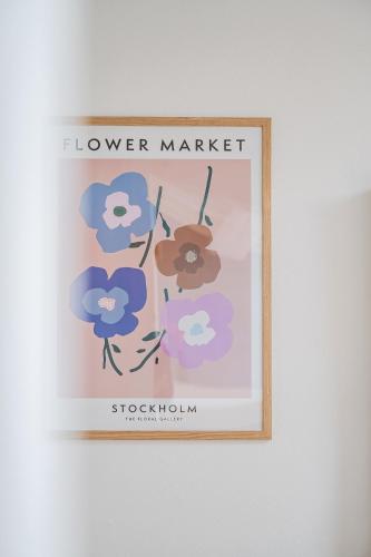 a sign for a flower market hanging on a wall at Giardini 411 Rooms in Formigine