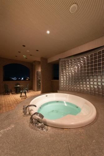 a large bathroom with a jacuzzi tub in a room at ホテルネオワカバ in Tsuchiura