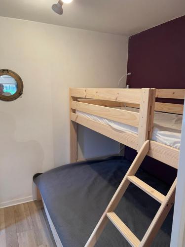 Ένα ή περισσότερα κρεβάτια σε δωμάτιο στο Rez de jardin CABOURG