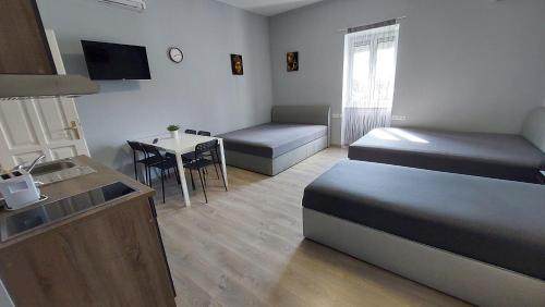 Cama o camas de una habitación en Kinizsi Udvar Apartmanház