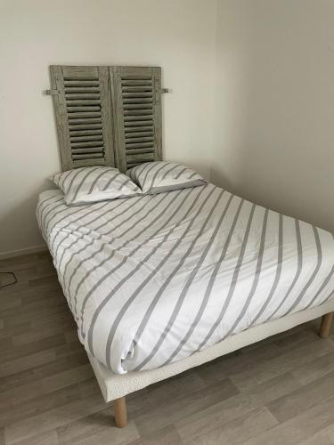 - un lit dans une chambre blanche avec 2 oreillers dans l'établissement Spacious apartment in Guingamp, à Guingamp