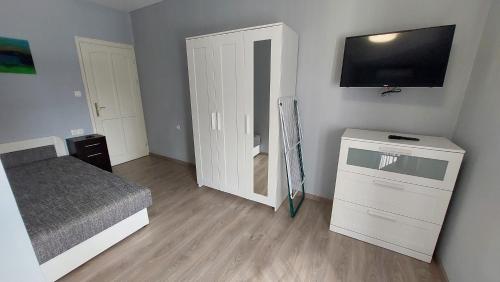 Una televisión o centro de entretenimiento en Kinizsi Udvar Apartmanház