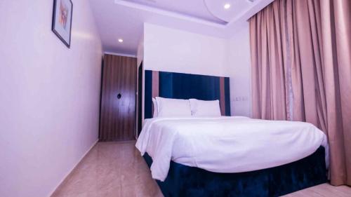 Postel nebo postele na pokoji v ubytování Ibizza Pit Hotel and Suites