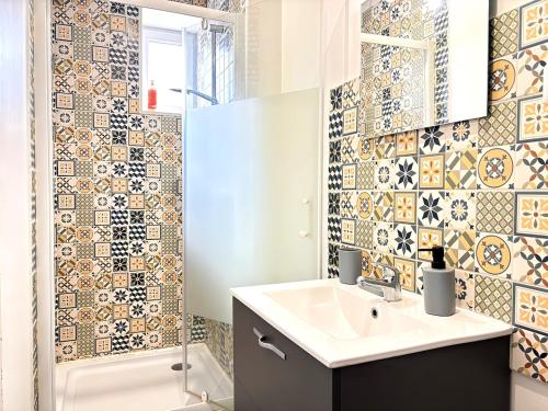 une salle de bain avec un lavabo, des toilettes et une douche dans l'établissement Urban Chic Studio 10 min de la gare, à Roanne