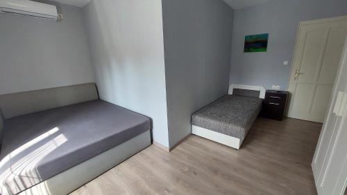 Cama o camas de una habitación en Kinizsi Udvar Apartmanház