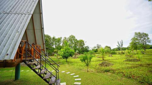 Taman di luar Golden Rock Retreat Sigiriya