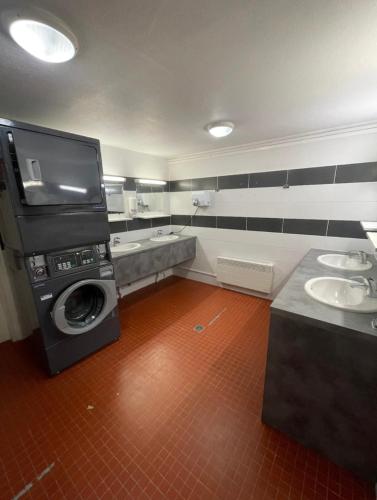 La salle de bains est pourvue d'un lave-linge et de deux lavabos. dans l'établissement Voilier Port Deauville avec parking privé gratuit, à Deauville