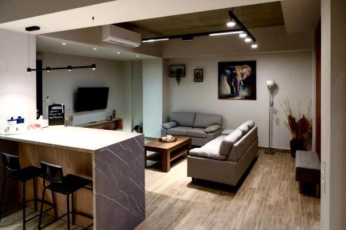 TV a/nebo společenská místnost v ubytování African Adventure Apartment