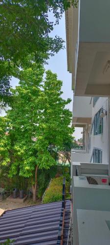 Un balcón o terraza en Maesot Siri