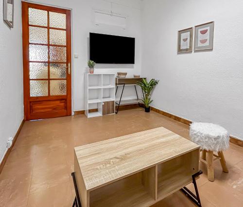 Il comprend un salon doté d'une table et d'une télévision à écran plat. dans l'établissement Charmant T2, Idéal pour explorer Perpignan à pied, à Perpignan