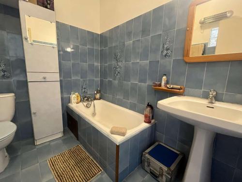 une salle de bain avec une baignoire, un lavabo et des toilettes dans l'établissement Maison de pêcheurs, Saint-Mandrier-sur-Mer, climatisation, vue mer, à Saint-Mandrier-sur-Mer