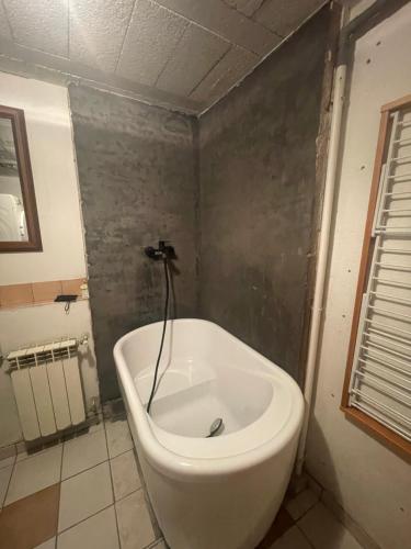 La salle de bains est pourvue d'une baignoire blanche. dans l'établissement Salève Glamping, à Archamps