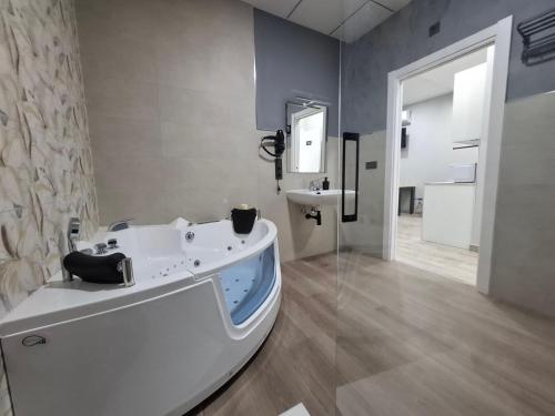 Bilik mandi di Medea Suites Apartamentos