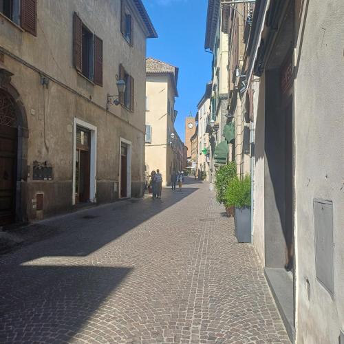a cobblestone street in an alley between buildings at Appartamento Diana in Orvieto