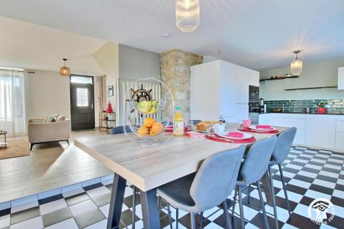 une cuisine avec une table avec un bol de fruits dessus dans l'établissement De kernio, à Belz