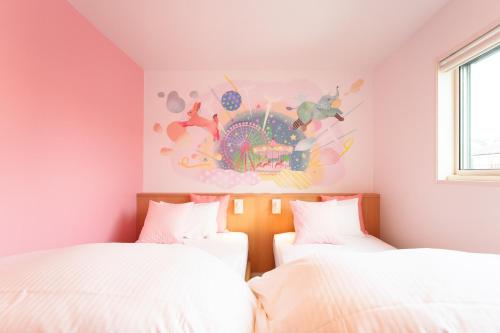 two beds in a bedroom with a painting on the wall at Stay&resort Luce ルーチェ in Urayasu