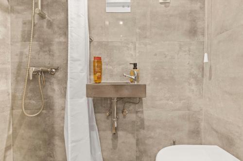 布拉迪斯拉发AH Belehradská的浴室配有盥洗盆、淋浴和卫生间