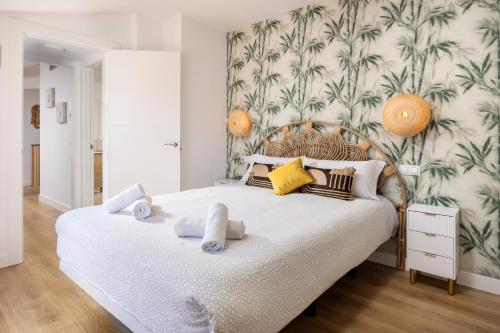 A bed or beds in a room at WonderStays Apartamentos Maribel