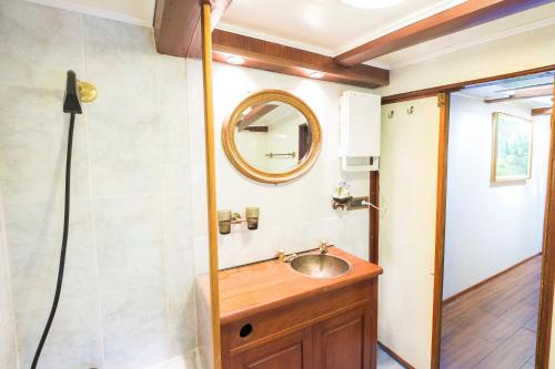 een badkamer met een wastafel en een spiegel bij Nave Contessa in Rimini