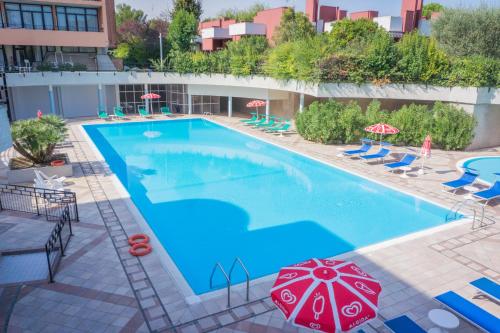 Bazén v ubytování Hotel Residence Holiday nebo v jeho okolí