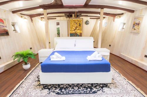een slaapkamer met een groot bed met een blauwe deken bij Nave Contessa in Rimini