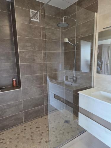 a bathroom with a tub and a sink and a shower at le cocon sarladais, appartement centre ville avec balcon et parking privé in Sarlat-la-Canéda