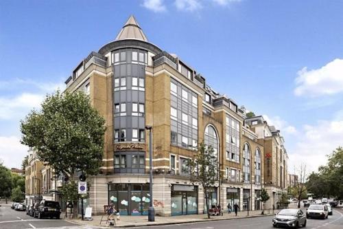 a large building on the corner of a street at 1 Bedroom Apartment with security 24 hours and concierge in London