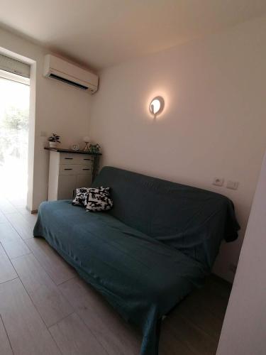 - un salon avec un canapé vert dans l'établissement charming studio Carro-25 m2 - garden - close to beaches, à Martigues