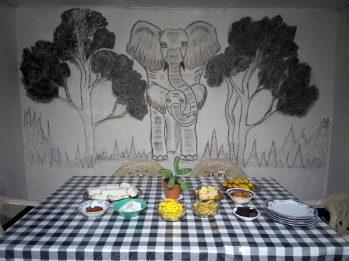 une table avec des assiettes de nourriture dessus dans l'établissement D Hearts Home Stay , Nuwara Eliya, à Nuwara Eliya