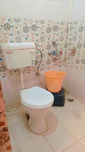 - Baño con aseo en una habitación en Hotel SwasthiK Residency, en Dehradun