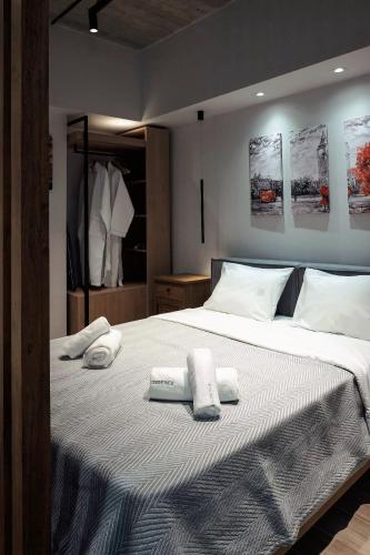 Big London Apartment close to Piraeus Port Access