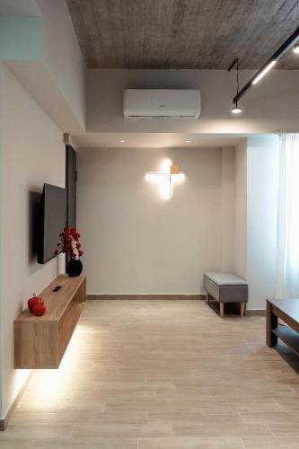 Big London Apartment close to Piraeus Port Access
