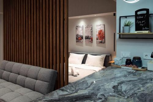 Big London Apartment close to Piraeus Port Access