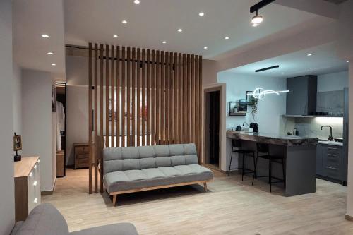 Big London Apartment close to Piraeus Port Access