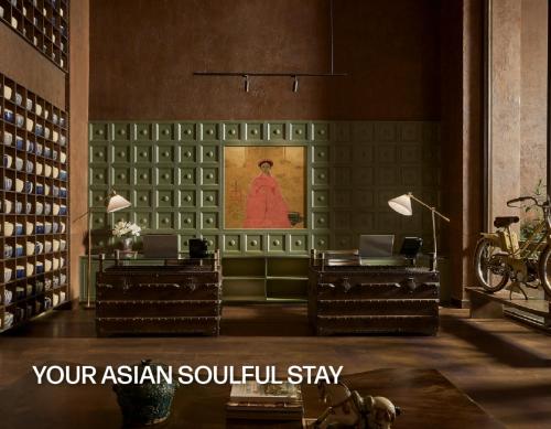 ein Zimmer mit zwei Schreibtischen und einem Gemälde an der Wand in der Unterkunft M Village Hotel Premier Thi Sách in Ho-Chi-Minh-Stadt