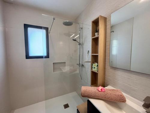 une salle de bain avec une douche, un lavabo et une baignoire dans l'établissement La Maison Ty Isalain, à Clohars-Carnoët